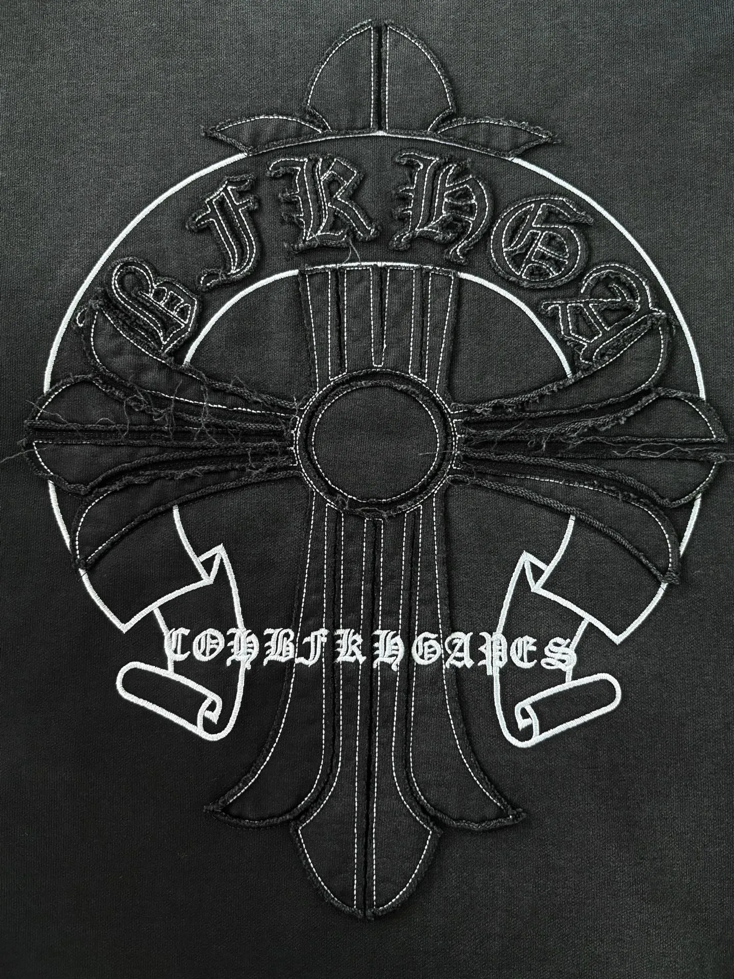 P340 [Higher version] Chrome Hearts*Chrome heart patch embroidered horseshoe logo‼ ️Hooded sweatshirt *Made of 430g pure cotton sweatshirt fabric with double yarns. The fabric is woven with double yarns and twisted together. The strength is 40% higher than that of single yarns, forming a three-dimensional texture similar to the texture of tripe. It not only maintains the moisture absorption and breathability of pure cotton, but also achieves "softness and not collapse" through double yarn thickening. The whole strip of Maliu scanning spray technology uses the washing process to produce a natural fading effect in parts, and the os version has a more lazy and loose feeling. *Laser burnt patch embroidery➕Frayed process: micro-label on the chest patch, large logo horseshoe pattern on the back, heavy laser burnt three-dimensional patch embroidery pattern design, washed and frayed, and the overall garment presents a lazy style. *Whether it is daily outings or sports and fitness, you can show your trendy attitude and become the focus of the street. Same style for men and women 𝐂𝐎𝐋𝐎𝐔𝐑: white, blue, black 𝐒𝐈𝐙𝐄: S-XL